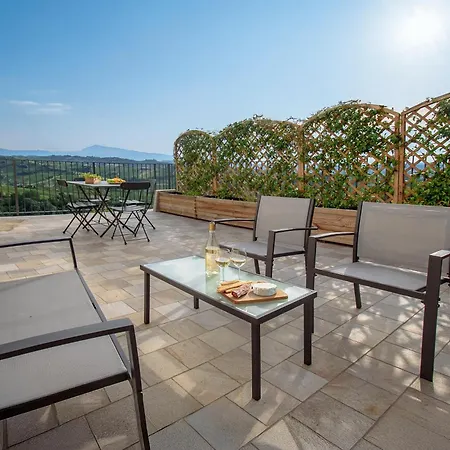 Elegante Bilocale Panoramico Belvedere Comfort Апартаменты Треизо